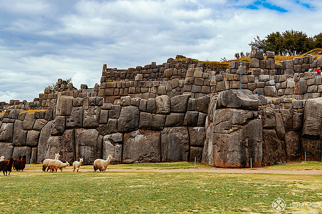 Creation of Sacsayhuamán.