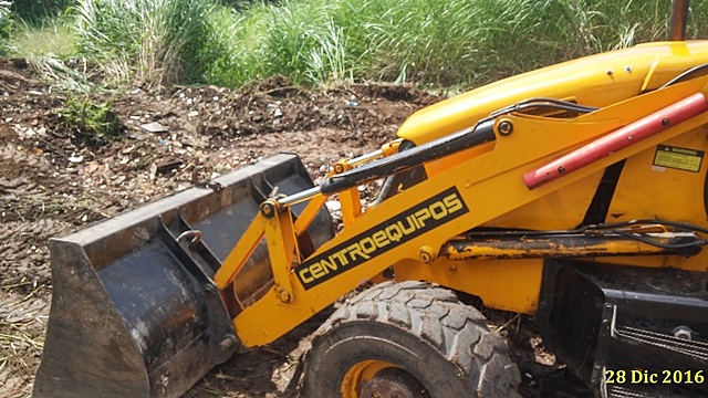 Retroexcavadora dentro de propiedad privada