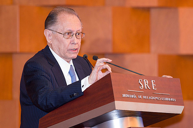 Lic. Porfirio Muñoz Ledo y Fernando Solana SECRETARIOS DE EDUCACIÓN