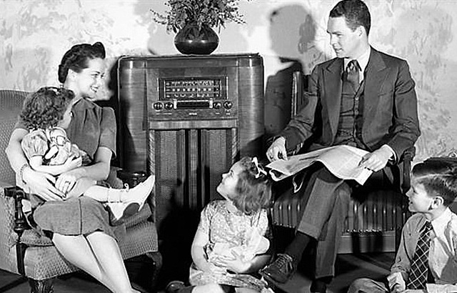 Año 1906:la primera transmisión de radio.