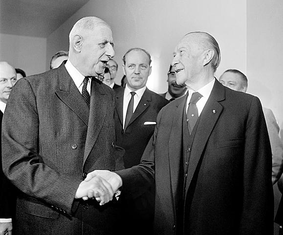 Konrad Adenauer en Charles de Gaulle ondertekenen het Élysée-verdrag