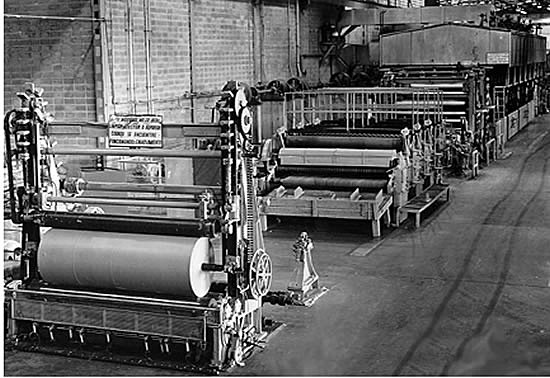 Se crea la primera máquina de producción de papel.
