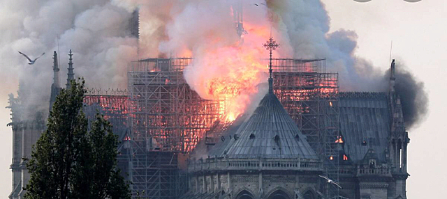 Incendi Notre Dame.