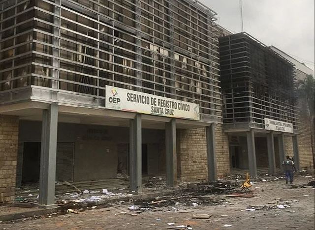 Incendian los tribunales departamentales de Santa Cruz y Beni