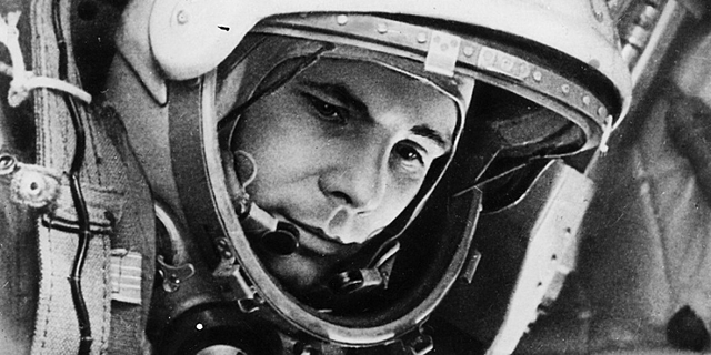 De Sovjets brengen Joeri Gagarin de ruimte in