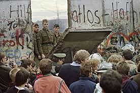 The Berlin wall falls (HR)