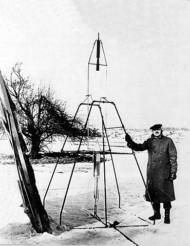 Robert Goddard launches 1st successful liquid fuel rocket