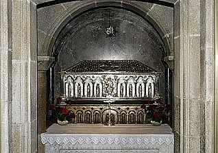 Descubrimiento de la tumba y construcción de la iglesia.