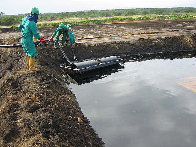 10.000 fosas inundadas de petróleo y agua en Venezuela