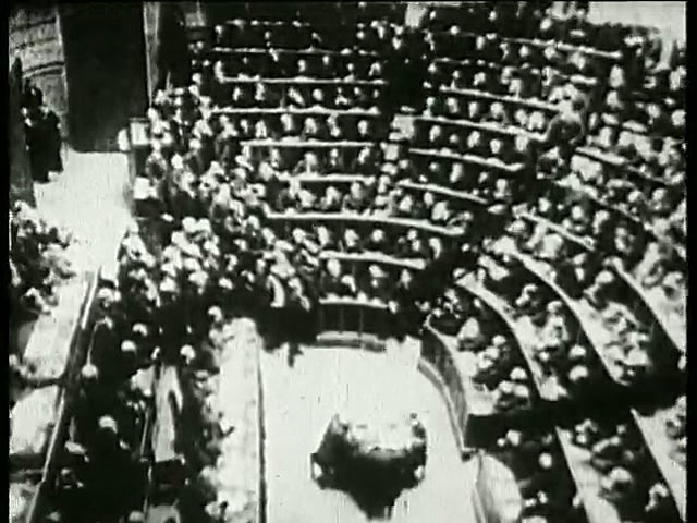 Llegan al Parlamento 35 fascistas, tras la crisis social y económica Italiana, entre ellos se encuentar Benito Mussolini