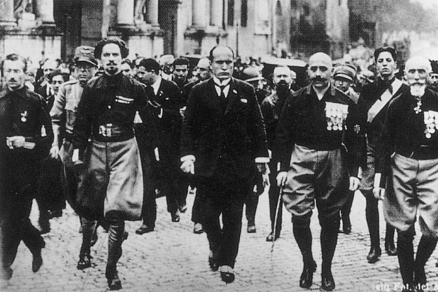 La Marcha Sobre Roma: Mussolini organiza esta manifestación y el Rey Victor Manuel III, le entrega el poder