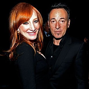 Springsteen disolvió la E Street Band y se trasladó con Scialfa a California, cuando ya había hecho pública su relación con Patti Scialfa.