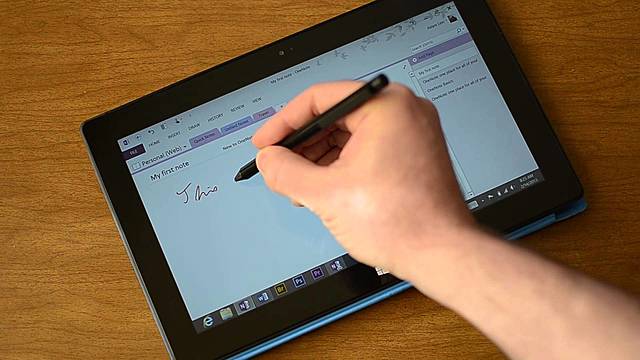 Decido dejar atrás el cuaderno y lápiz tradicionales para usar OneNote junto a un lápiz óptico