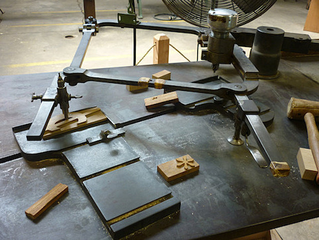 Darius Wells desarrolla la “lateral router” para hacer los tipos de madera para las maquinas.