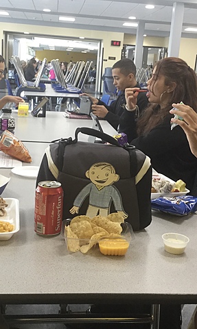 Clement  déjeuner avec ses amis