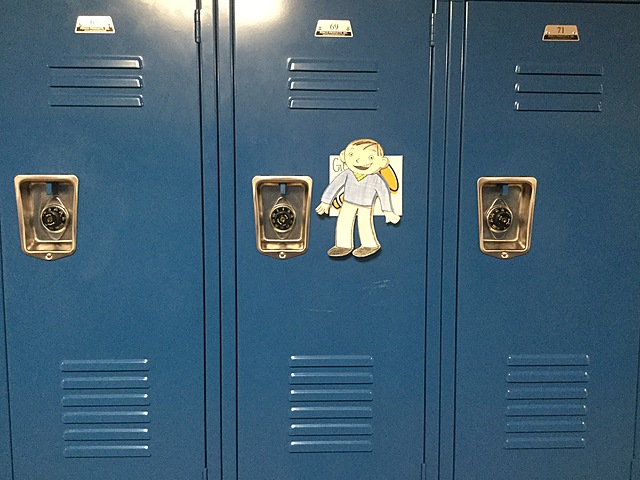 Clement s’arrête devant son casier