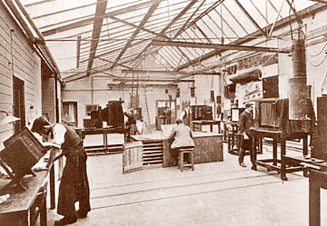 Inventa Firmin Gillot el proceso de fotograbado en relieve, permitiendo imprimir múltiples copias en papel