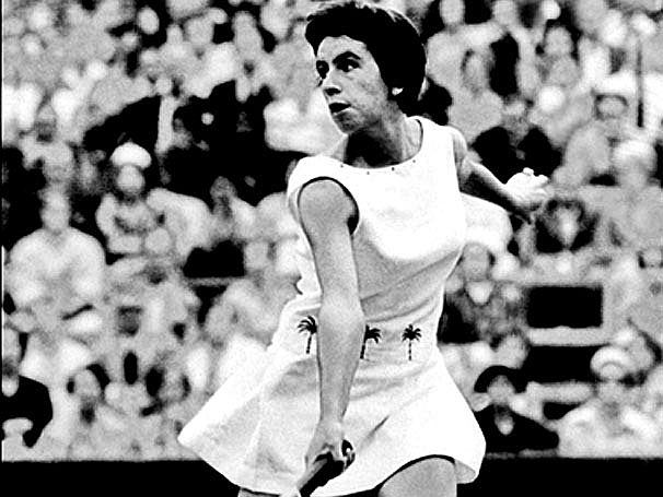 Maria Esther Bueno ganha o campeonato em Wimbledon, Inglaterra