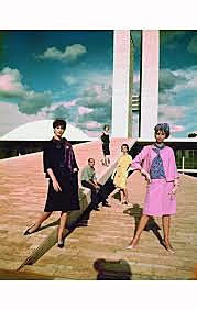 Oscar Niemeyer cercado por modelos