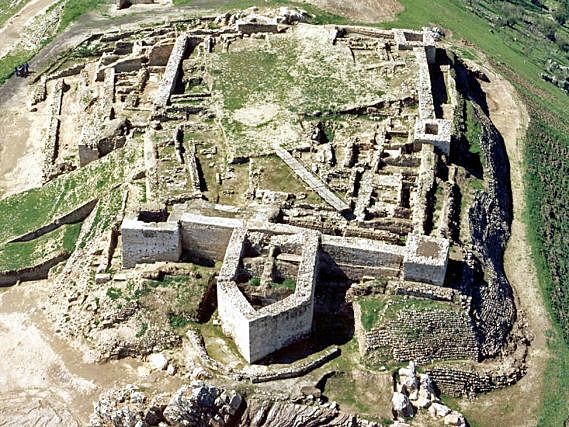 Batalla de Alarcos. Alfanso VIII de Castilla es derrotado por los almohades.