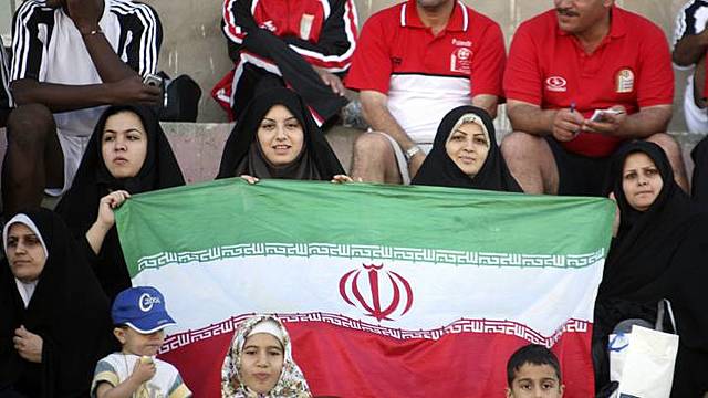 Las mujeres en Irán asistieron por primera vez y de forma masiva a un partido de fútbol
