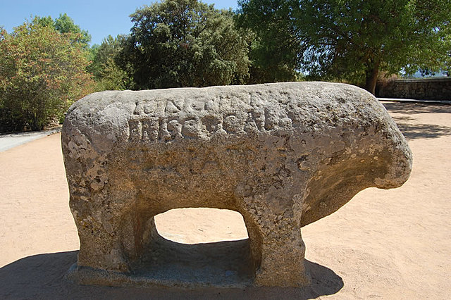 Pacto de los Toros de Guisando. Enrique IV acepta  como heredera a su hermanastra  Isabel.