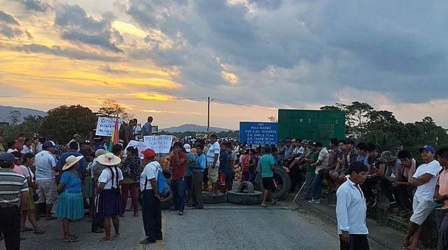 Campesinos inician cerco en apoyo a Evo y cívicos ratifican paro