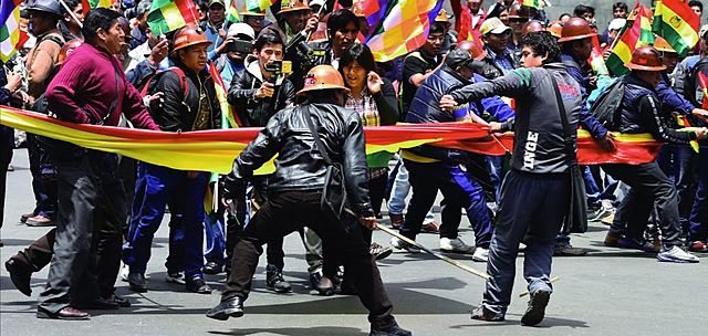 Con dinamitazos, mineros y funcionarios atacan a vecinos