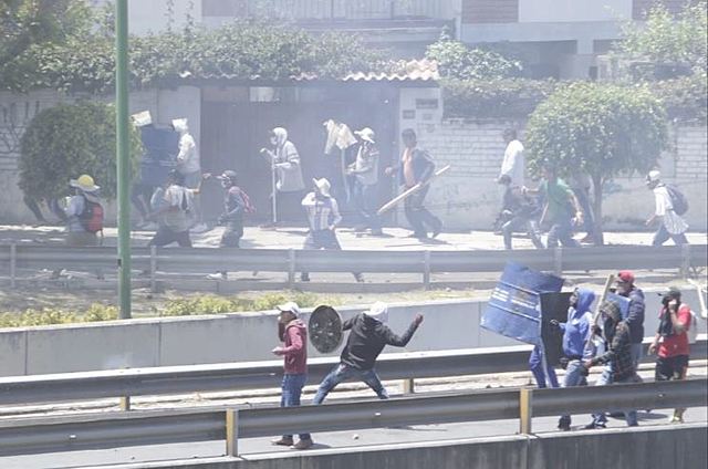 En Cochabamba, masistas desbloquean a punta de machetes y palos