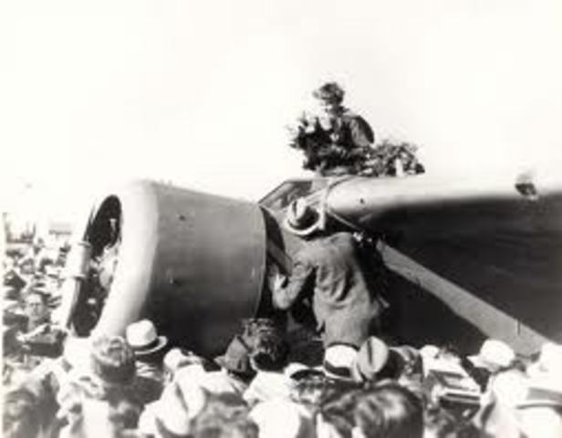 Amelia Earhart flies from Hawaii to California