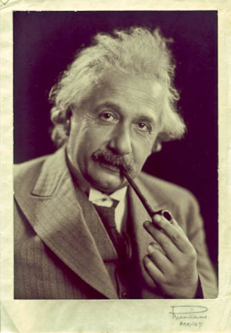 albert einstien arrives in u.s as a refugee from nazi germany