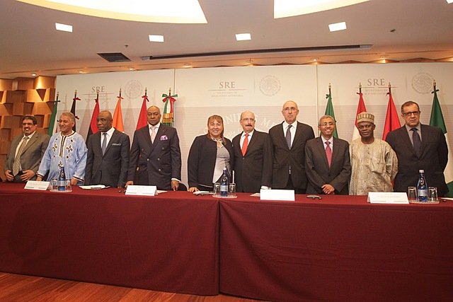 Comienza a relacionarse con países de África.