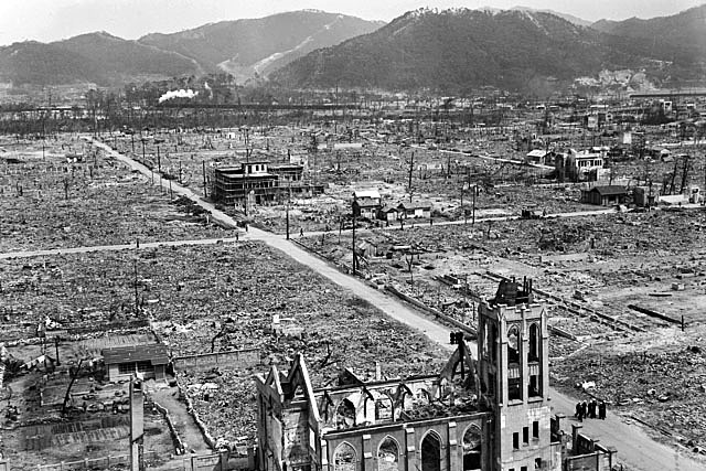 Op Hiroshima en Nagasaki worden atoombommen gegooid.