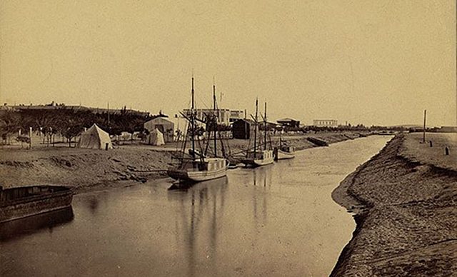 Se abre el canal de Suez gracias a los nuevos explosivos.