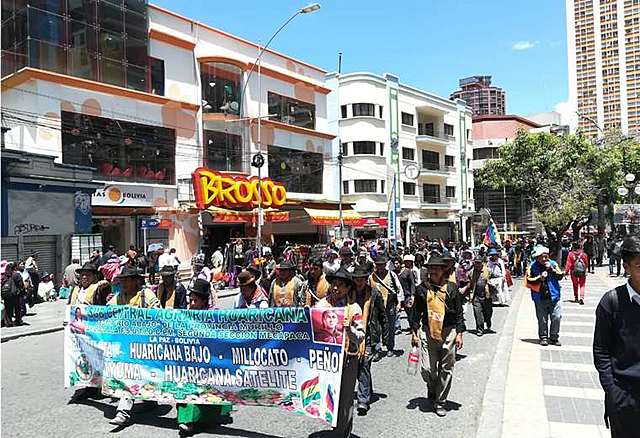 Organizaciones afines al MAS colapsan el centro paceño en apoyo al triunfo de Evo