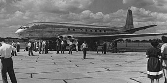 Primer vuelo de un avión comercial
