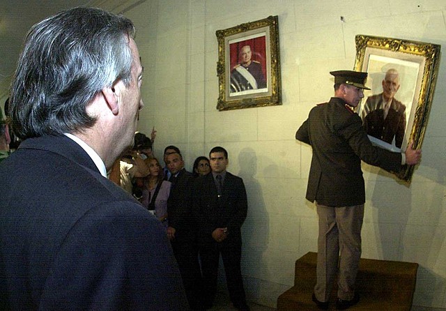 Nestor Kirchner retira los cuadros de los dictadores del "Colegio Militar".