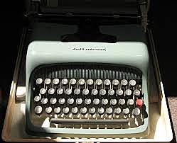 Se utilizaban maquinas de escribir y apareció una herramienta con la que escribían en forma mecánica las cartas