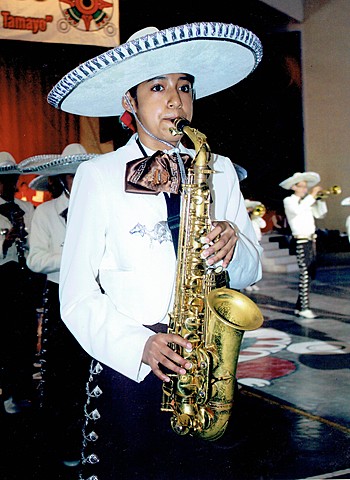 Entre a la banda de música y aprendí a tocar el saxofón, ese a sido la mejor experiencia de demostrar con música los sentimientos