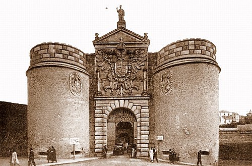 La Puerta Antigua de Bisagra fue construida en el siglo IX