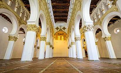 La sinagoga Santa María la Blanca, construida en el 1180 como sinagoga y, habiendo funcionado como tal durante 211 años