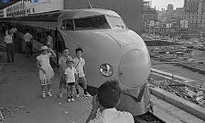 El Tokaido Shinkansen (tren bala) comienza a entrar en servicio