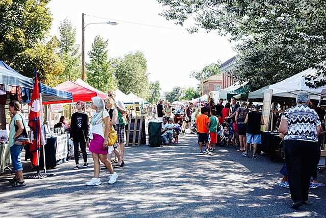 Amir turns 21 and he and Baba start going to the flea market