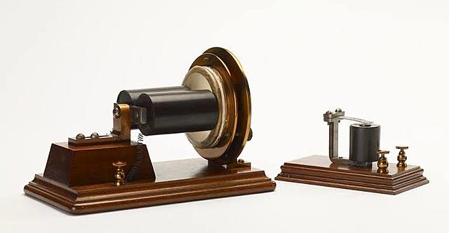 Alexander Graham Bell inventa el teléfono