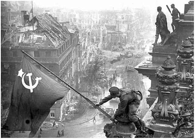 De rode vlag op de Rijksdag door Jevgeni Chaldej