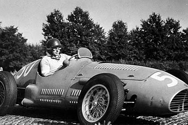Piloto Juan Manuel Fangio sai das pistas