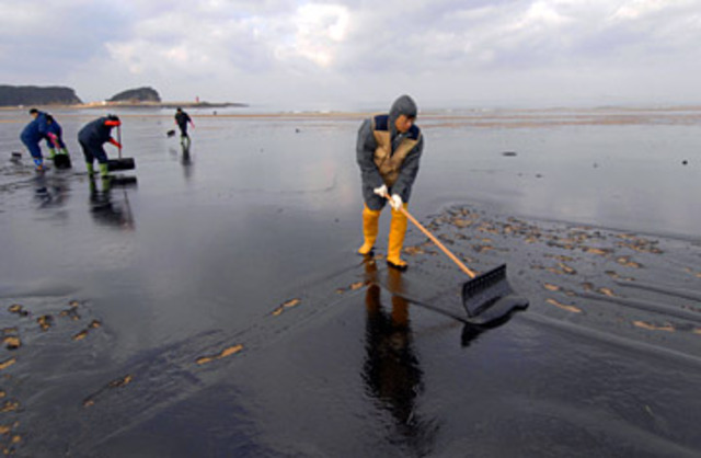 Korea Oil Spill 10,800 tonnes