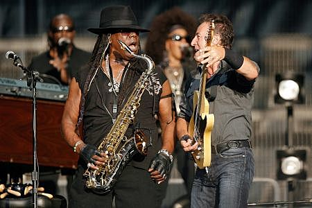 Clarence Clemons, saxofonista de la E Street Band y uno de sus miembros fundadores, murió por complicaciones tras un derrame cerebral.