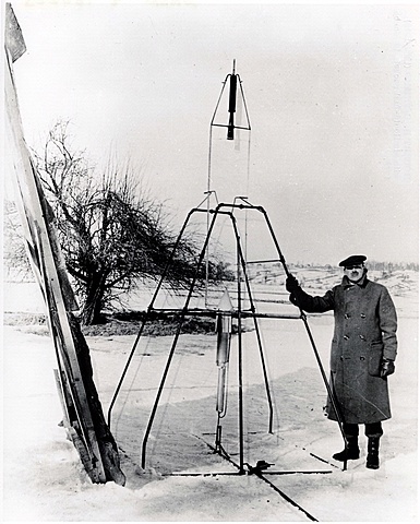Robert Goddard launches 1st successful liquid fuel rocket