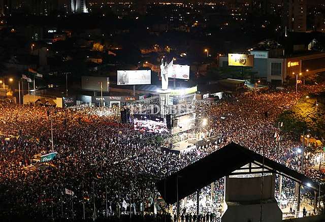 Cabildo cruceño aprueba toma pacífica de instituciones, la continuación del paro y el envío de una carta a Evo